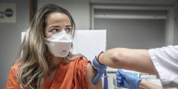 Una mujer recibe una vacuna contra el COVID en el Hospital Fundación de Calahorra. / JUSTO RODRÍGUEZ