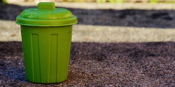 Cubo de basura de color verde