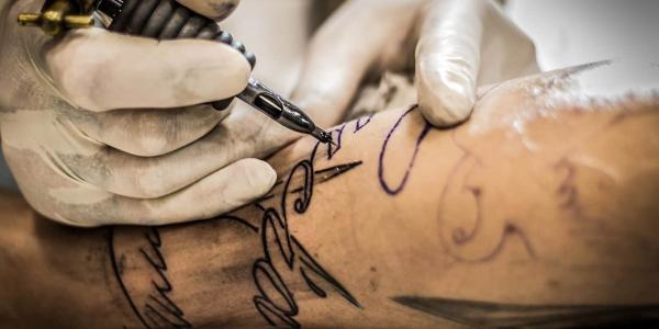 ¿Qué riesgos tienen los tatuajes para nuestro cuerpo?