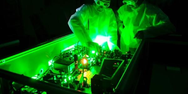 Científicos activan el láser más potente del mundo