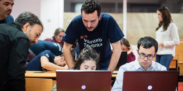 Voluntarios de Telefónica forman a personas con discapacidad intelectual en el uso de una herramienta de neuroestimulación