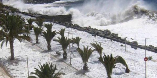 El mar inunda Canarias por el temporal