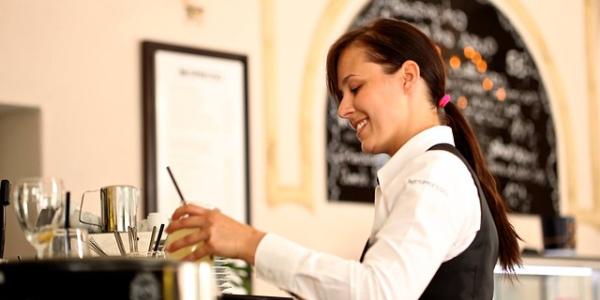 Mujer trabajando de camarera en un bar