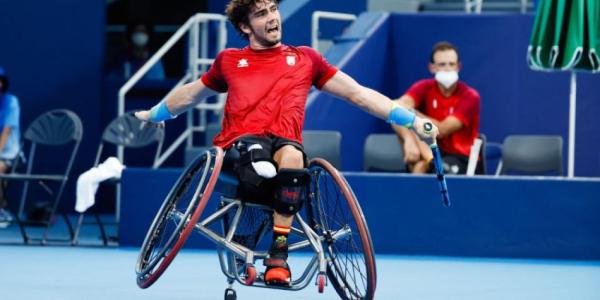 Daniel Caverzaschi jugando al tenis en silla de ruedas 