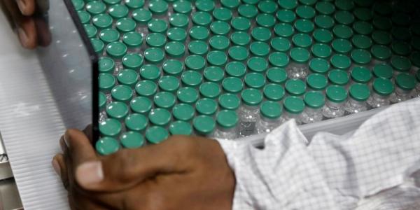 Un empleado del laboratorio Serum Institute de la India, extrae viales de la vacuna de AstraZeneca contra la covid-19.FRANCIS MASCARENHAS / REUTERS