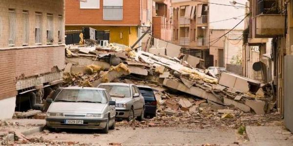 Un edificio derrumbado en Lorca tras el terremoto | Archivo
