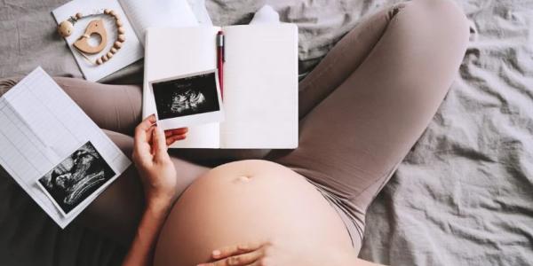 Embarazada revisando pruebas y ecografías