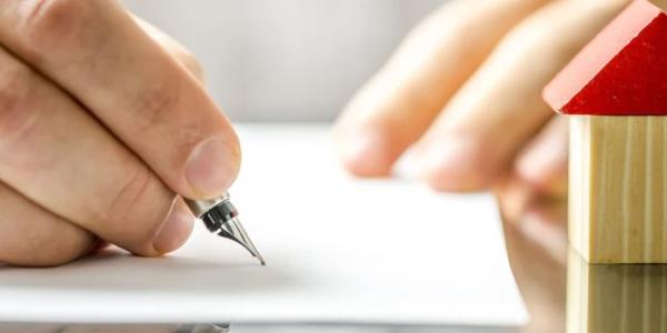 Manos de una persona firmando un testamento solidario