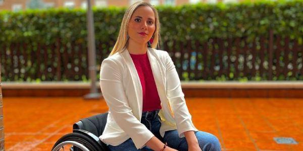 Lucía Martínez en su silla de ruedas 