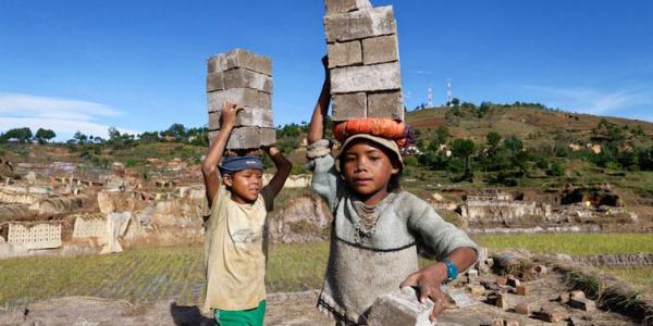 Niños en una fábrica de ladrillos en Antsirabe (Madagascar) | Foto: OIT