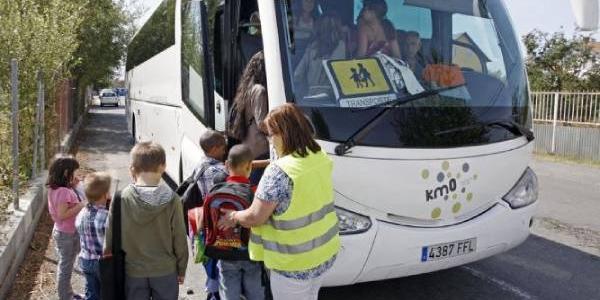 Menores suben al transporte escolar en fila 