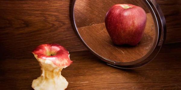 Manzana en un espejo simulando los trastornos alimenticios / Santiago Alvarez, Flickr