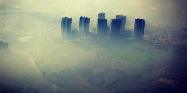 Ciudad rodeada de una nube de contaminación