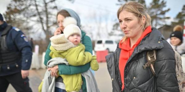 Mujeres ucranianas con sus hijos en el paso fronterizo