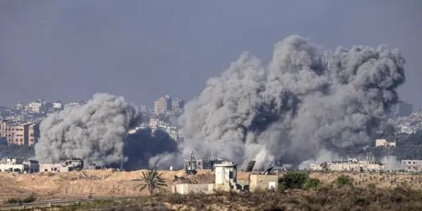 El humo se eleva tras una explosión provocada por un ataque aéreo israelí contra el norte de la Franja de Gaza, visto desde Sderot, en el sur de Israel. 