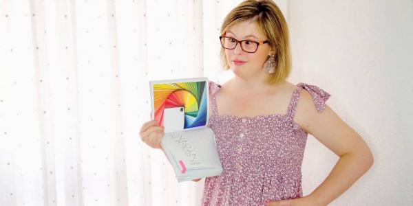 Paola Torres con un libro sobre colores