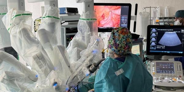 Robot Da Vinci y ecógrafo con sonda robótica de alta definición de Fujifilm Arietta v60 | Foto del Hospital Ruber Internacional