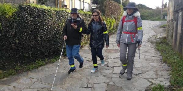 Personas con discapacidad visual realizan una ruta a pie con el bastón blanco 