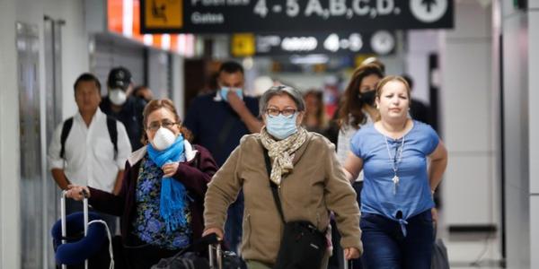 Señoras en un aeropuerto / Reuters