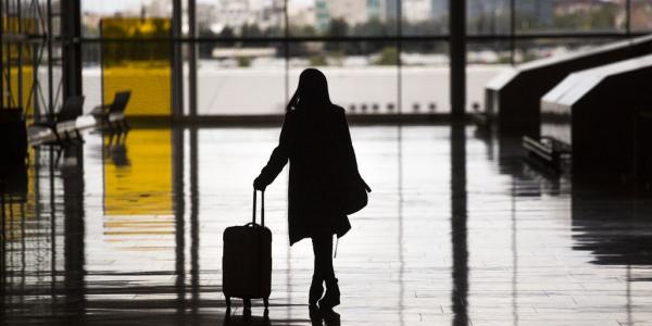 Una mujer empuja una maleta en Madrid. EUROPA PRESS