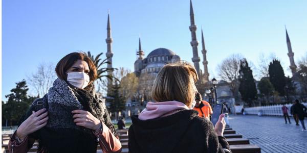 Las mujeres usan máscaras protectoras cerca de la Mezquita de Sultanahmet, también conocida como la Mezquita Azul, ya que la nación trata de contener el nuevo coronavirus, COVID-19, en Estambul