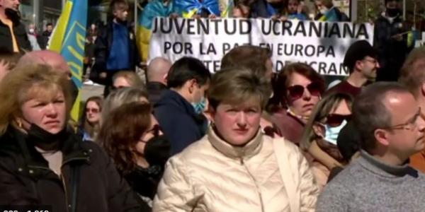Ucranianos en España se manifiestan para pedir a Rusia que respete su independencia 
