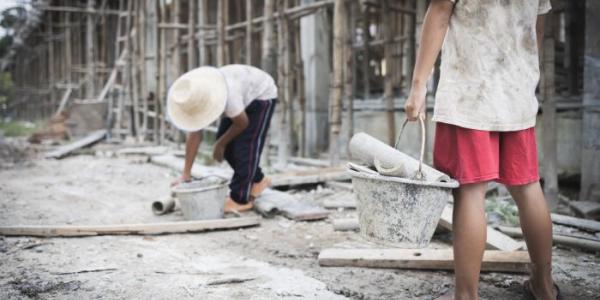 Dos niños trabajan en una obra