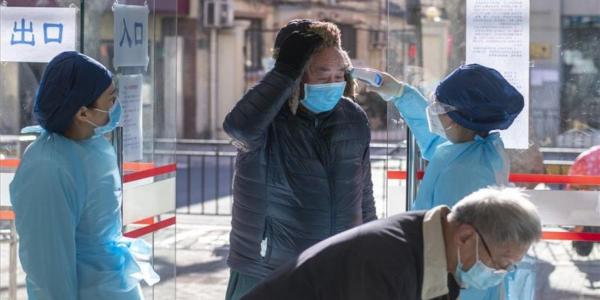 Personal médico atiende a pacientes por el coronavirus en China. / POLARIS