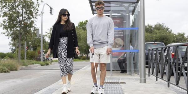 Marcos Bernardos, junto a Lucía aprendiendo a llegar a la universidad de forma autónoma | Foto de Jorge Villa