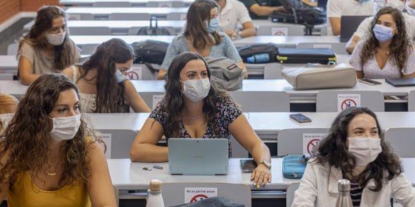 Universitarios con mascarillas