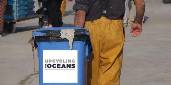 Upcyling the Oceans, pescador con un cubo de basura