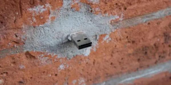 ¿Por qué hay USB incrustados en la pared?