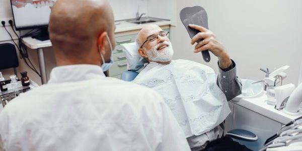 Persona revisando su salud ocular en un centro especializado