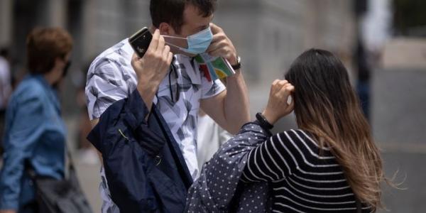 Personas con mascarillas en la calle