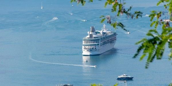 Un ferry surcando el mar