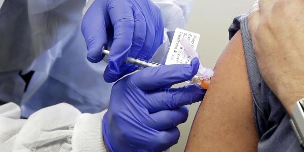Un paciente recibe las primeras pruebas del proyecto de vacuna contra el coronavirus de Moderna, en Seattle el pasado marzo
