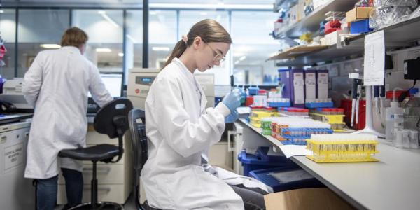 Una científica manipula muestras de sangre en el laboratorio de la Universidad de Oxford que desarrolla la vacuna con AstraZeneca (John Cairns / AP)