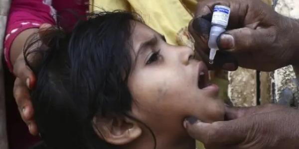 Una niña en Indonesia recibe la vacuna contra la polio