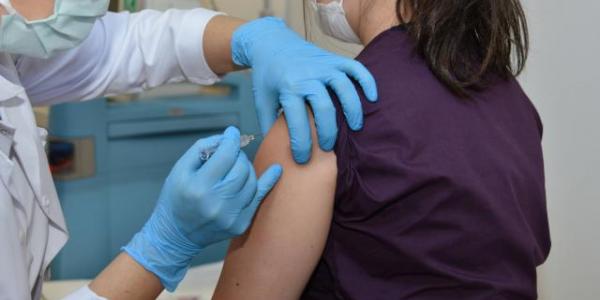 Se inyecta la vacuna Covid-19 a una persona en la parte alta del brazo 