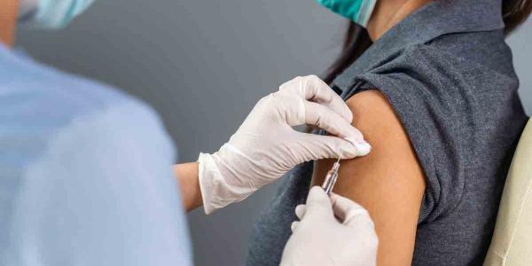 España debería poner encima de la mesa la vacunación obligatoria