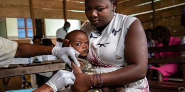 Vacunación infantil en África