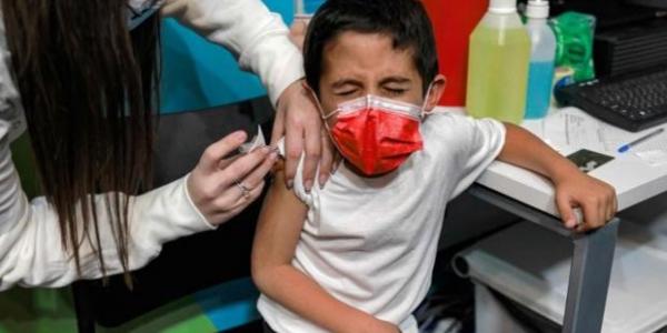 Un niño de seis años recibe la vacuna contra el Covid-19 en Jerusalén 