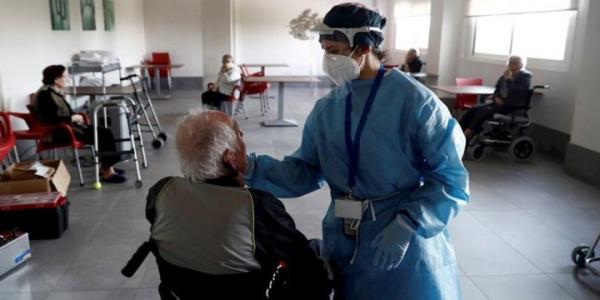 Sanitario en una residencia de mayores / EFE