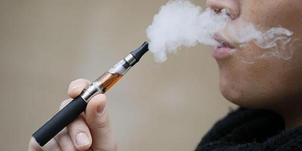 Los adolescentes que consumen vapeadores tienen mayor riesgo de fumar tabaco