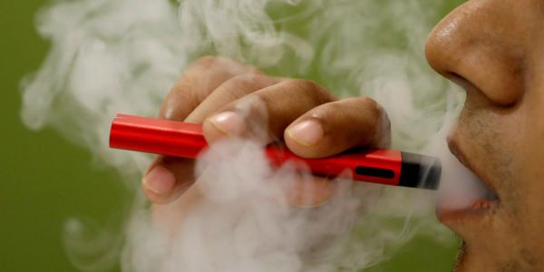 Los menores de edad consumen vapers en los colegios