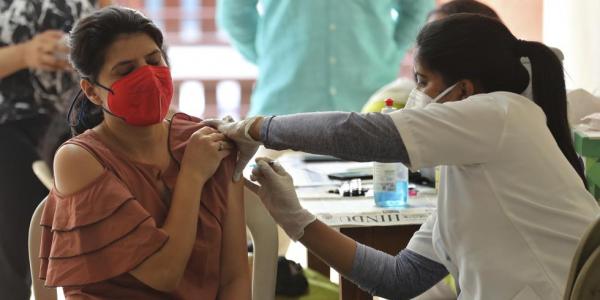 Todo lo que debes saber sobre la variante india del coronavirus que ya ha llegado a Europa (Aijaz Rahi - Aijaz Rahi / AP)