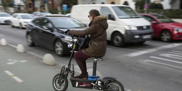 La DGT pone normas a los patinetes para circular por la ciudad