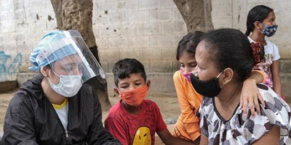 Una mujer recibe apoyo psicosocial durante una actividad apoyada por UNICEF en la comunidad de El Paraíso en Caracas, Venezuela, octubre de 2020.