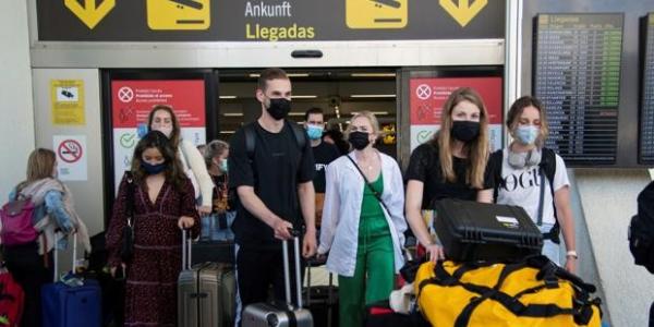 Unos pasajeros en el aeropuerto - EFE