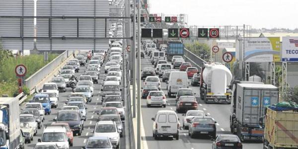 Un gran atasco colapsa una entrada a la ciudad de Sevilla